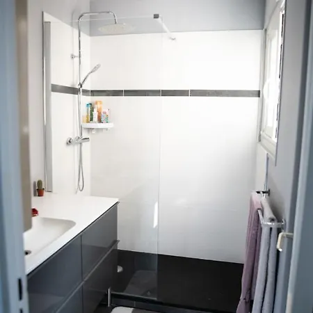 Apartment Hostnfly - Bright Designer Near Montmartre *
